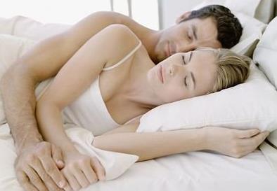 夫妻定期谈心维系情感联结：别让忙碌偷走彼此的心意